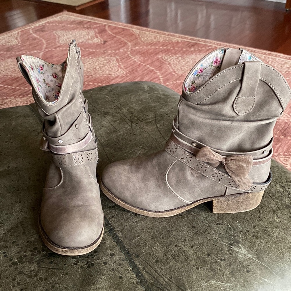 Size 2 girls ankle boots in camel color. Great condition